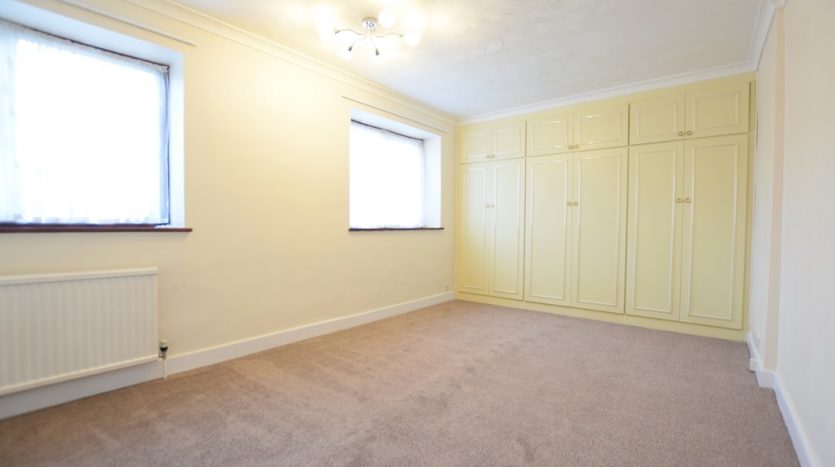 2 Bedroom Terraced House To Rent in New North Road, Ilford, IG6 