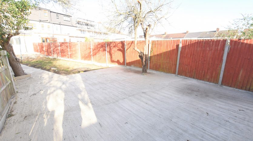 4 Bedroom Terraced House To Rent in Westernville Gardens, Ilford, IG2 