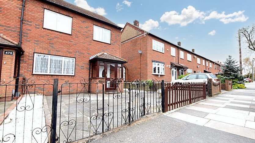 2 Bedroom Terraced House To Rent in New North Road, Ilford, IG6 