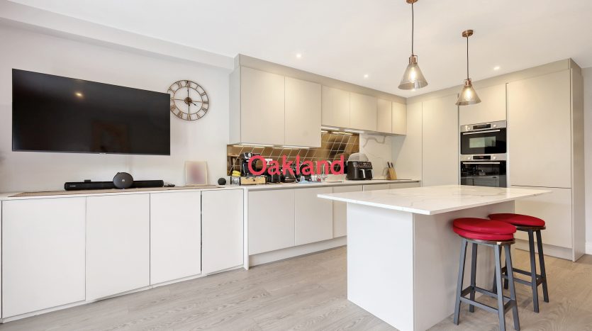 4 Bedroom End of Terrace House To Rent in Bagshot Road, Enfield, EN1 