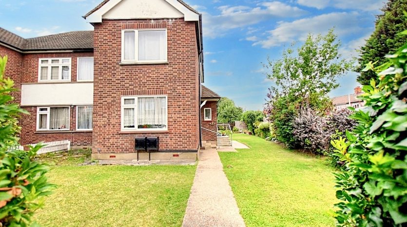 2 Bedroom Flat To Rent in Millbrook Gardens, Romford, RM6 
