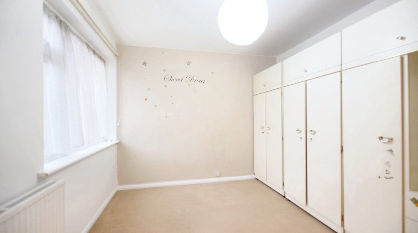 2 Bedroom Flat To Rent in Millbrook Gardens, Romford, RM6 