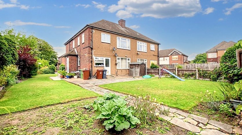 2 Bedroom Flat To Rent in Millbrook Gardens, Romford, RM6 