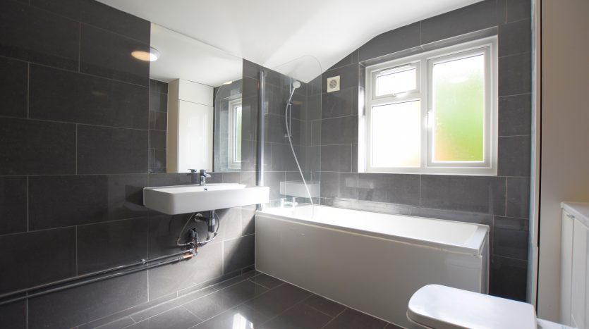 1 Bedroom  To Rent in Top Flat 64 Warwick Road, London, N18 