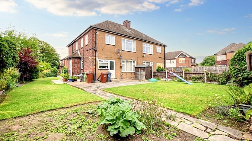 2 Bedroom Flat To Rent in Millbrook Gardens, Romford, RM6 