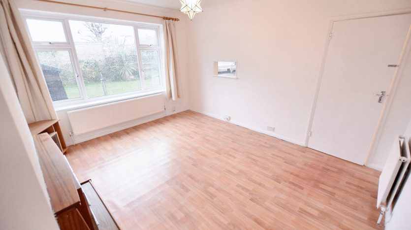 2 Bedroom Flat To Rent in Millbrook Gardens, Romford, RM6 