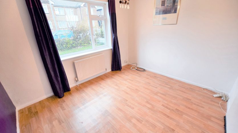 2 Bedroom Flat To Rent in Millbrook Gardens, Romford, RM6 
