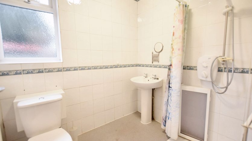 2 Bedroom Flat To Rent in Millbrook Gardens, Romford, RM6 