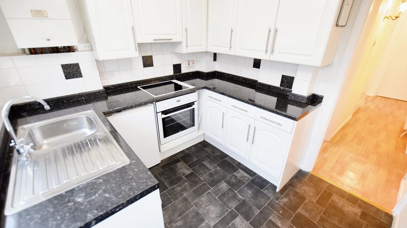 2 Bedroom Flat To Rent in Millbrook Gardens, Romford, RM6 