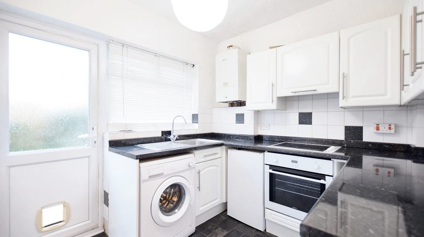 2 Bedroom Flat To Rent in Millbrook Gardens, Romford, RM6 