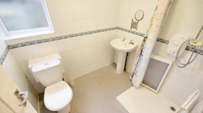 2 Bedroom Flat To Rent in Millbrook Gardens, Romford, RM6 