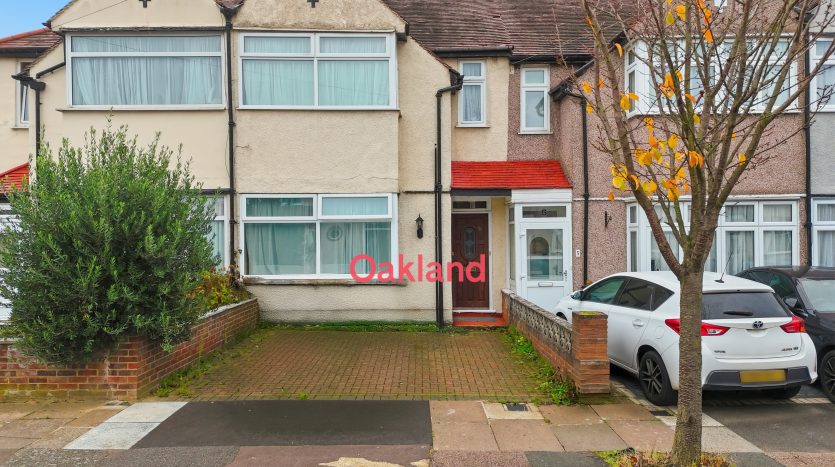 3 Bedroom Mid Terraced House For Sale in Inverness Drive, Ilford, IG6 