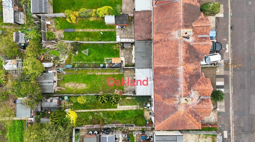 3 Bedroom Mid Terraced House For Sale in Inverness Drive, Ilford, IG6 