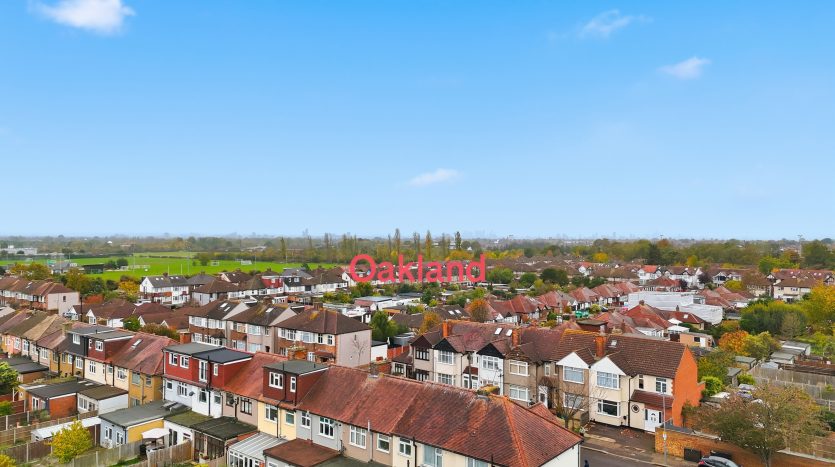 3 Bedroom Mid Terraced House For Sale in Inverness Drive, Ilford, IG6 