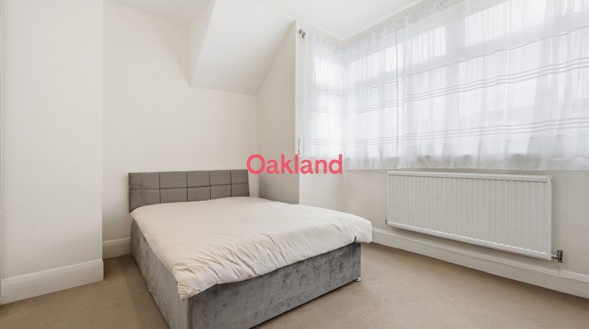 3 Bedroom Mid Terraced House For Sale in Inverness Drive, Ilford, IG6 