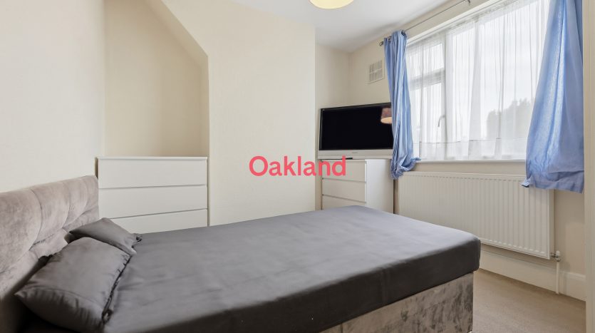 3 Bedroom Mid Terraced House For Sale in Inverness Drive, Ilford, IG6 