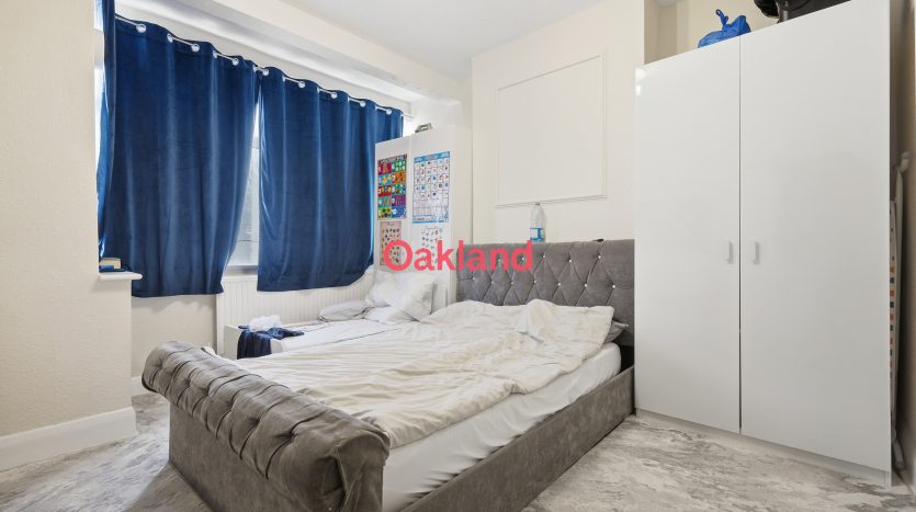 3 Bedroom Mid Terraced House For Sale in Inverness Drive, Ilford, IG6 