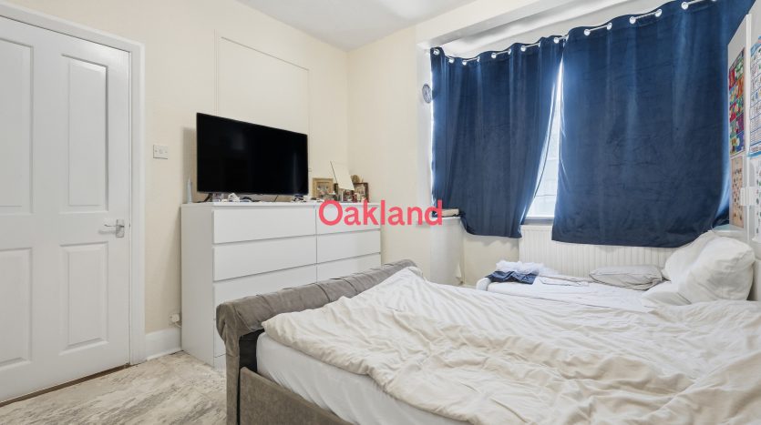 3 Bedroom Mid Terraced House For Sale in Inverness Drive, Ilford, IG6 