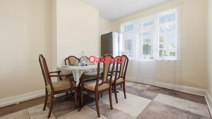 3 Bedroom Mid Terraced House For Sale in Inverness Drive, Ilford, IG6 