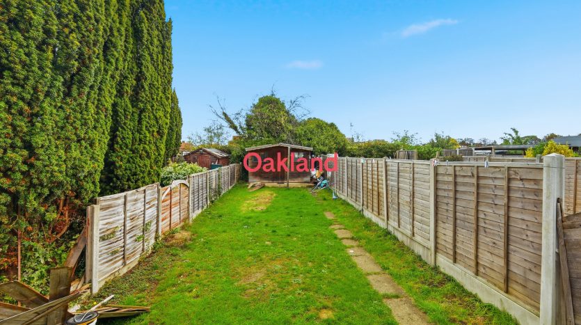 3 Bedroom Mid Terraced House For Sale in Inverness Drive, Ilford, IG6 