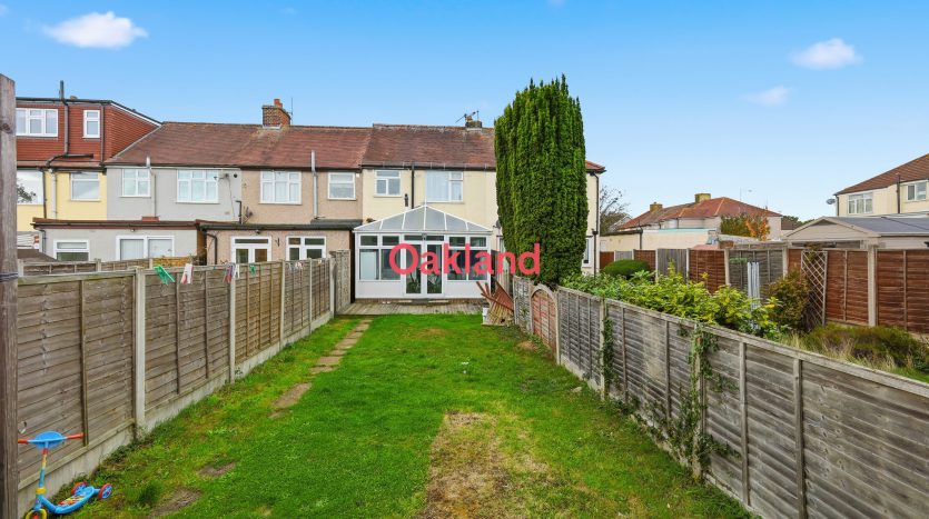 3 Bedroom Mid Terraced House For Sale in Inverness Drive, Ilford, IG6 