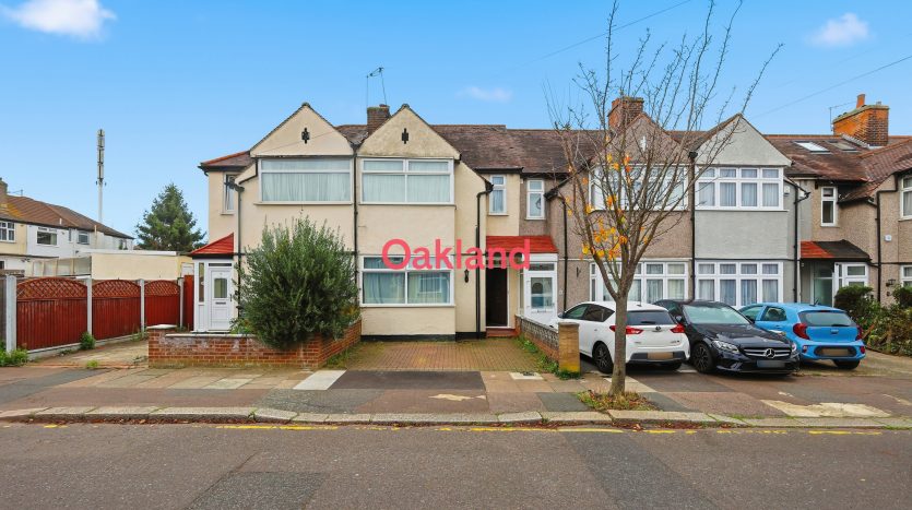 3 Bedroom Mid Terraced House For Sale in Inverness Drive, Ilford, IG6 