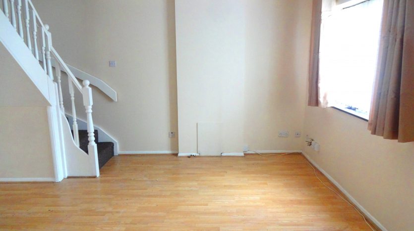 2 Bedroom House To Rent in Grove Road, Romford, RM6 