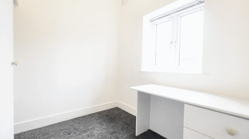 3 Bedroom End of Terrace House To Rent in Crownfield Avenue, Ilford, IG2 