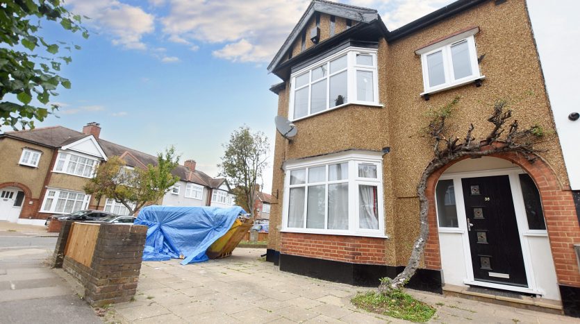 3 Bedroom End of Terrace House To Rent in Crownfield Avenue, Ilford, IG2 