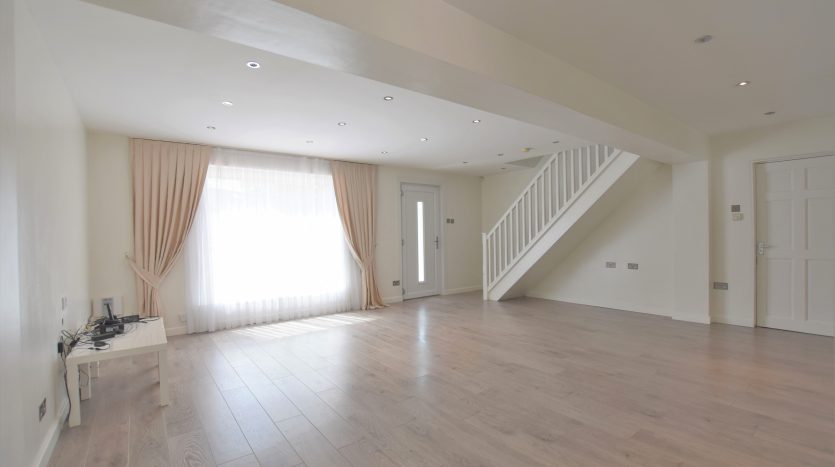 3 Bedroom Semi-Detached House To Rent in Huntsman Road, Ilford, IG6 