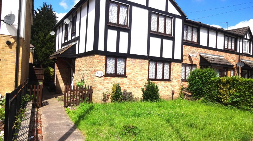 2 Bedroom House To Rent in Grove Road, Romford, RM6 