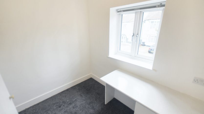 3 Bedroom End of Terrace House To Rent in Crownfield Avenue, Ilford, IG2 