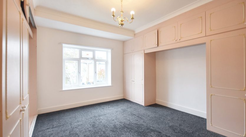 3 Bedroom End of Terrace House To Rent in Crownfield Avenue, Ilford, IG2 