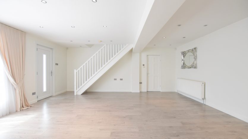 3 Bedroom Semi-Detached House To Rent in Huntsman Road, Ilford, IG6 