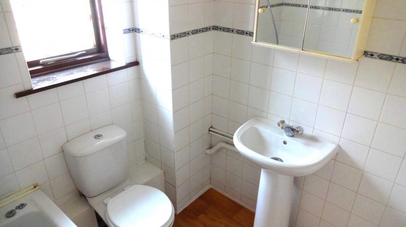 2 Bedroom House To Rent in Grove Road, Romford, RM6 