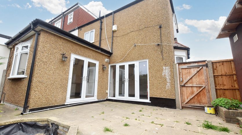 3 Bedroom End of Terrace House To Rent in Crownfield Avenue, Ilford, IG2 