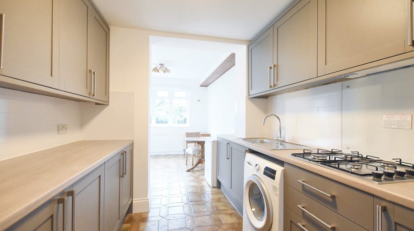 3 Bedroom End of Terrace House To Rent in Crownfield Avenue, Ilford, IG2 