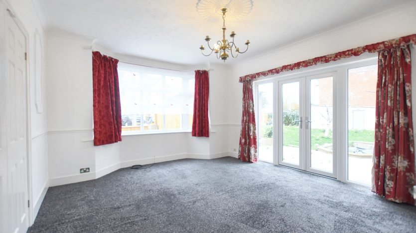 3 Bedroom End of Terrace House To Rent in Crownfield Avenue, Ilford, IG2 