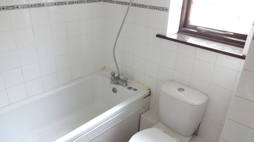 2 Bedroom House To Rent in Grove Road, Romford, RM6 