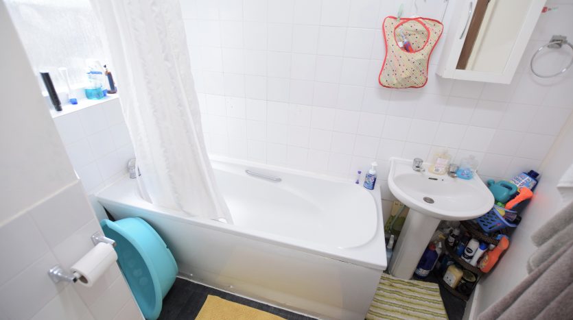 2 Bedroom Flat To Rent in 13a Hainault Street, Ilford, IG1 