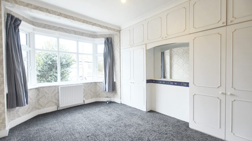 3 Bedroom End of Terrace House To Rent in Crownfield Avenue, Ilford, IG2 
