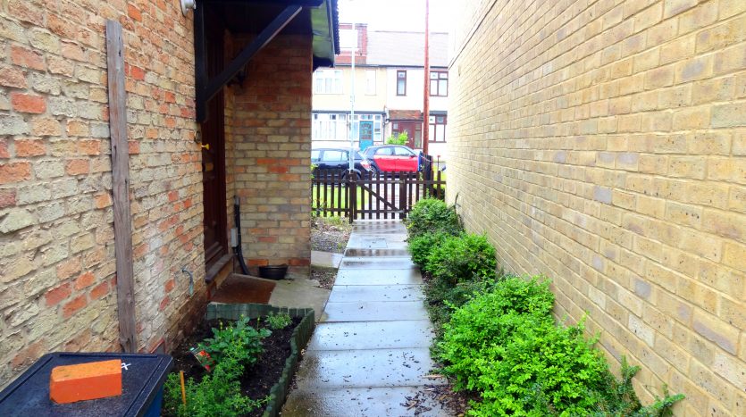 2 Bedroom House To Rent in Grove Road, Romford, RM6 