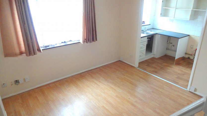 2 Bedroom House To Rent in Grove Road, Romford, RM6 