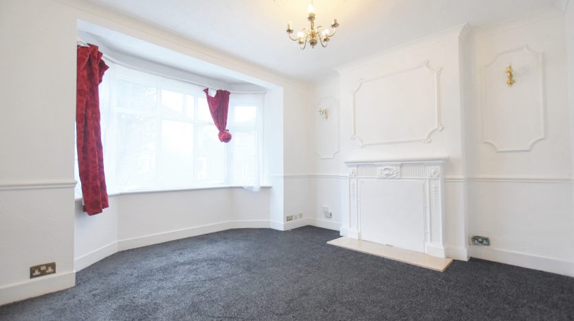 3 Bedroom End of Terrace House To Rent in Crownfield Avenue, Ilford, IG2 