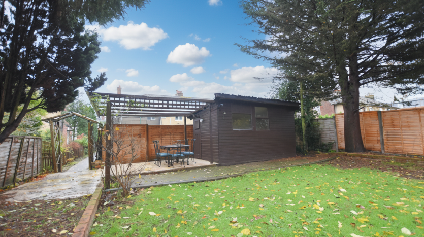 3 Bedroom  To Rent in Crown Road, Ilford, IG6 