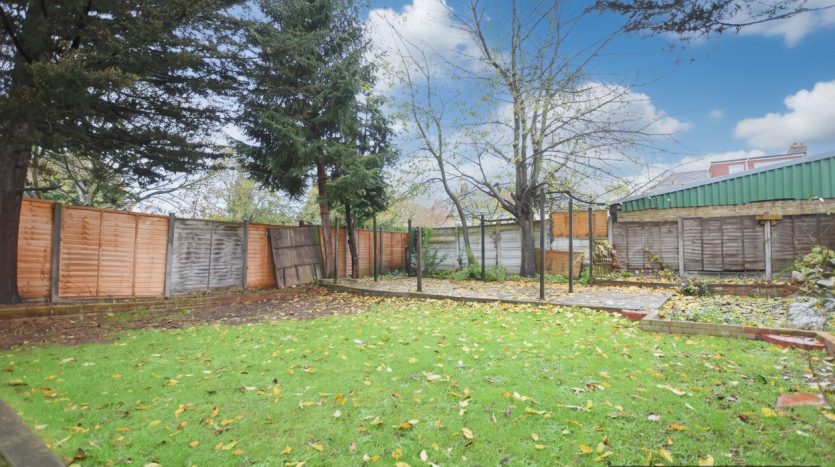 3 Bedroom  To Rent in Crown Road, Ilford, IG6 