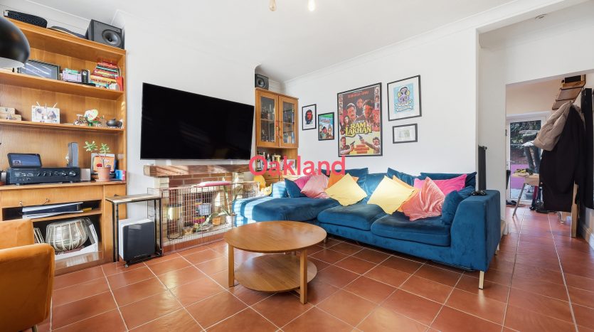 2 Bedroom Mid Terraced House To Rent in Kendal Avenue, Barking, IG11