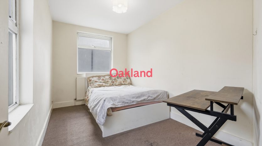 2 Bedroom  For Sale in 984a Eastern Avenue, Ilford, IG2 