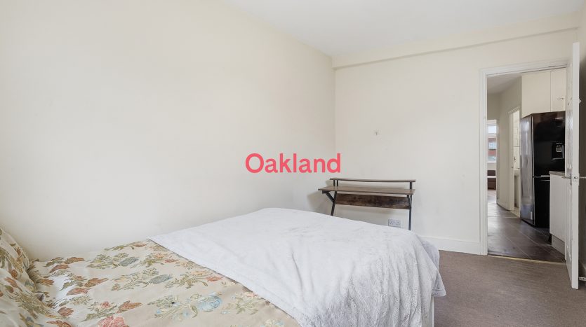 2 Bedroom  For Sale in 984a Eastern Avenue, Ilford, IG2 