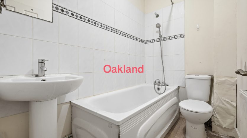 2 Bedroom  For Sale in 984a Eastern Avenue, Ilford, IG2 